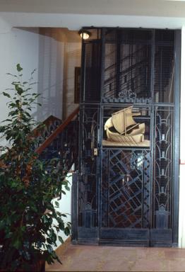 Vue de dtail du dcor de la porte de l'ascenseur situe au rez-de-chausse.  