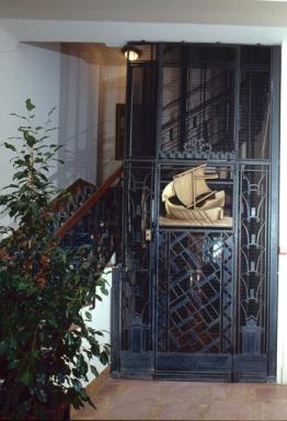 Vue de détail du décor de la porte de l'ascenseur située au rez-de-chaussée.