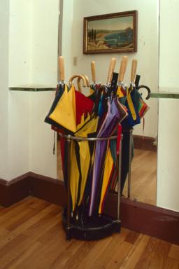 Vue de détail d'un porte-parapluie.