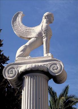 Dtail : sphinx situ sur l'une des colonnes du portail, au nord de la villa.