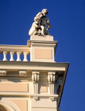 Détail : groupe sculpté dominant l'angle sud-est de l'étage en surcroît, depuis le sud.