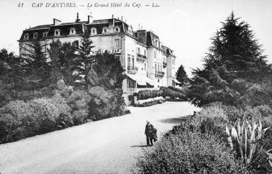 n41. Cap d'Antibes, Le Grand Htel du Cap. [Vue en perspective de la faade ouest depuis le nord, vers 1910].