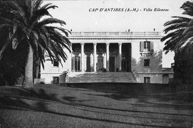 Façade ouest. Vue d'ensemble avec le tapis vert.