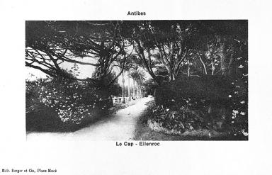 La grande terrasse. Vue en enfilade prise du sud.