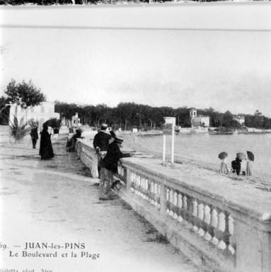 Le Boulevard de la Plage et la Pinède à l'arrière plan, depuis le nord-est.