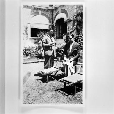 Vue partielle de la terrasse avec deux personnages non identifis, vers 1950.