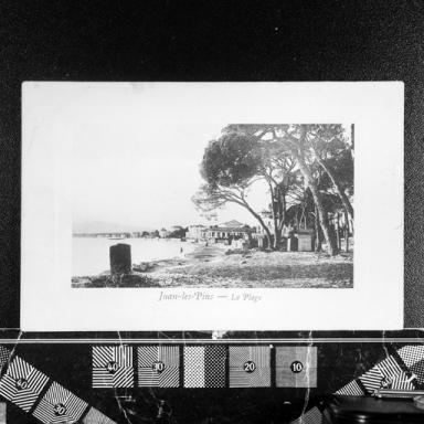 La Pinède et la plage.