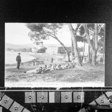 Vue partielle avec la plage à l'arrière plan.