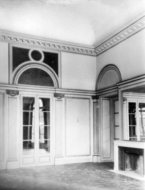 Vue partielle de la partie nord de la chambre situe au deuxime tage, dans l'avant-corps semi-circulaire, vers 1930.
