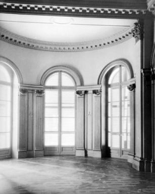 Vue partielle de la chambre situe au deuxime tage dans l'avant-corps semi-circulaire, depuis le nord, vers 1930.