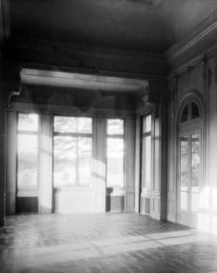 Vue partielle d'une pice situe au rez-de-chausse surlev dans l' aile ouest (?), vers 1930.