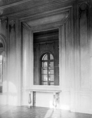 Vue de dtail d'une table en applique situe dans une pice amnage au rez-de-chausse surlev, dans l'aile  ouest, vers 1930.