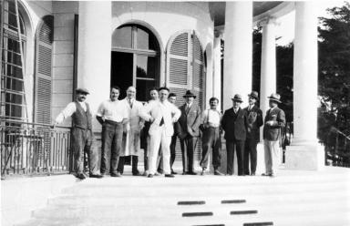 L'architecte entour de son quipe photographis sous le portique, vers 1930