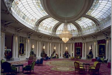 Intérieur, rez-de-chaussée : vue d'ensemble du grand salon et de sa coupole en verrière.