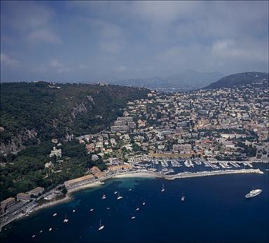 Vue aérienne panoramique des quartiers La Darse et Saint-Estève, depuis l'est.