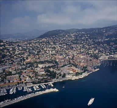 Vue aérienne panoramique des quartiers Saint-Estève, La Gravette et Remelin, depuis l'est.