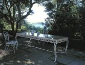 La terrasse de la salle  manger. La table d'extrieur. Vue de volume prise vers l'ouest.