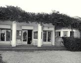 Le club-house. Façade antérieure nord. Vue partielle.