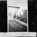 Vue partielle de la façade ouest du pavillon Est, vers 1930 .