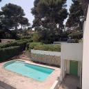 La piscine ajoute au-devant de la chambre sud-ouest. Vue d'ensemble prise de la terrasse de couverture