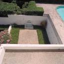 La maison. La terrasse du 1er étage de soubassement. Partie sud avec la fontaine. Vue prise de la terrasse de couverture.