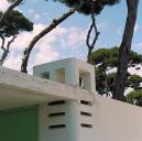 La maison. La terrasse de couverture. Loggia adossée à la façade ouest. Détail d'une des souches de cheminées.