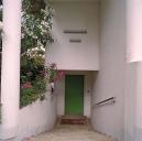 La maison. Le porche. Vue prise vers la porte d'entrée.
