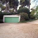 Le garage. Elévation antérieure est sur la cour d'entrée.