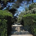Grille à l'entrée du parterre du miroir d'eau occidental.