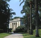 La façade antérieure est vue de l'avenue d'accès.