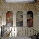 L'arcature orne d'un dcor peint situe dans la cage d'escalier, au deuxime tage.