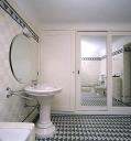 2e tage. La salle de bain est. Vue de volume avec le reflet dans le miroir des portes coulissantes.