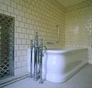 2e étage. La salle de bain nord. La robinetterie de la baignoire. Vue de volume.
