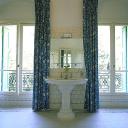 2e étage. La salle de bain nord. Trumeau avec lavabo.