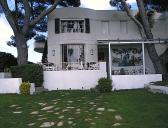 Villa Aujourd'hui. Façade ouest sur le jardin. Vue d'ensemble prise de l'ouest.