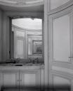1er étage. Les toilettes. Jeu de miroirs au-dessus des lavabos.