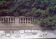 Ensemble de plaques indicatives avec le nom de la villa.