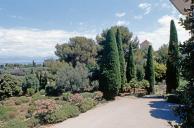 L'entre du jardin rgulier situe  l'ouest de la villa, photographie depuis le nord.