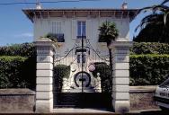 Façade antérieure ouest. Vue prise avec le portail du jardin.