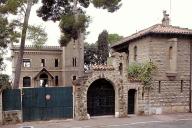 La villa, le portail et la conciergerie. Vue de volume prise du sud-est pendant les travaux de rnovation.