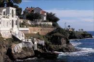 Vue partielle de la faade sud avec l'escalier en fer  cheval ouvrant sur la mer au premier plan, depuis l'ouest.