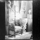 Vue de dtail d'un fauteuil situ dans le sjour (?), vers 1940.