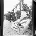 Vue perspective de la pergola situe en bordure d'une des terrasses  l' ouest, avec l'escalier au premier plan, depuis le sud, vers 1940.