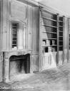 La chemine siue dans le bureau-bibliothque, vers 1930.