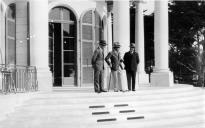 L'architecte (au centre) photographi sous le portique de l'avant-corps, vers 1930.