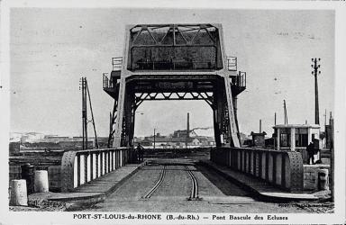 Port-St-Louis-du-Rhone (B.-du-Rh.) - Pont  bascule des cluses. [Vue latrale du pont, dans les annes 1930].
