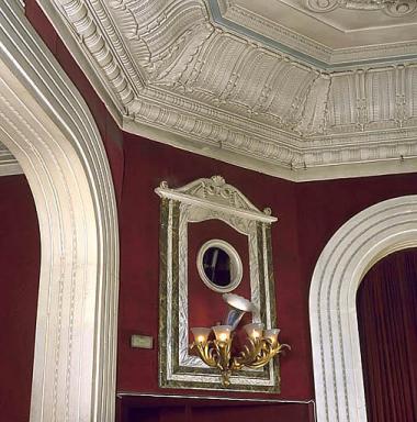 Salle de spectacle, décor d'angle et adoucissement mouluré, détail.