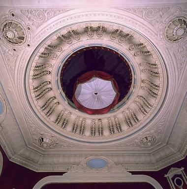 Salle de spectacle, couvrement à ouverture zénithale, vue d'ensemble.