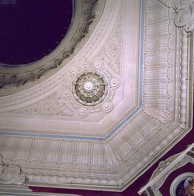 Salle de spectacle, couvrement, écoinçon et adoucissement mouluré de l'angle nord-est.