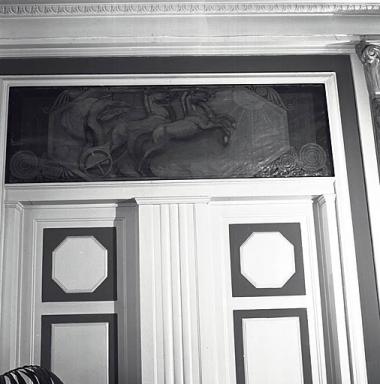 Salle de jeu, dessus de porte est : quadrige.